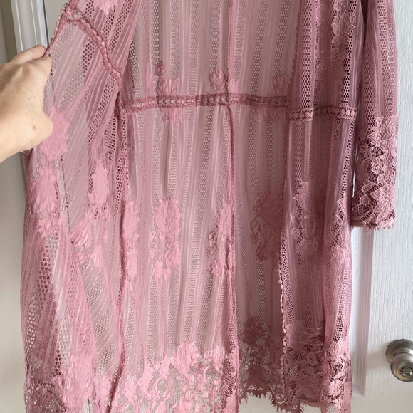 Ladies Size Small Dusty Rose Blouse with Matching Lace Kimono. - Picture 13 of 15